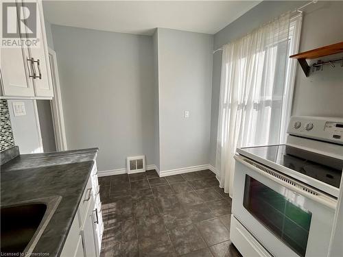 191 East 25Th Street, Hamilton, ON - Indoor Photo Showing Kitchen