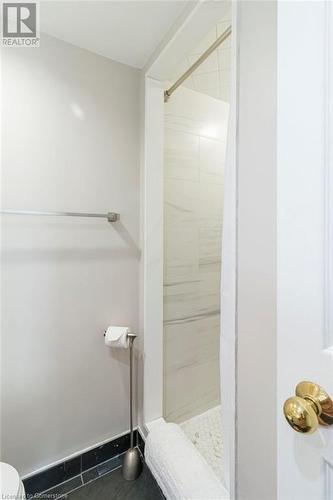 Spotless, updated to perfection. - 4450 Tucana Court Unit# 1010, Mississauga, ON - Indoor Photo Showing Bathroom