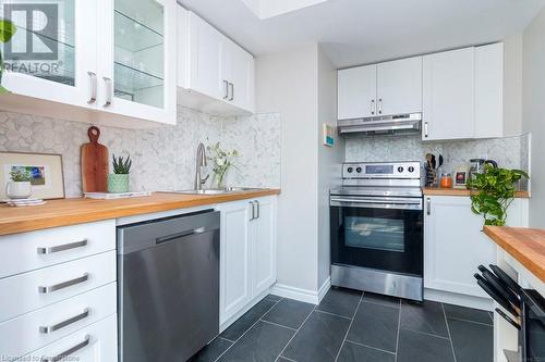 Timeless design with stainless steel appliances, range hood over the oven with full vent. - 4450 Tucana Court Unit# 1010, Mississauga, ON - Indoor Photo Showing Kitchen