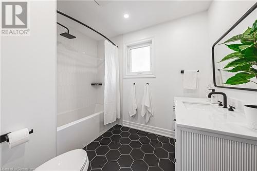 14 Dolphin Place, Hamilton, ON - Indoor Photo Showing Bathroom