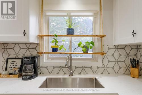 6 Soper Court, Clarington (Bowmanville), ON - Indoor Photo Showing Kitchen