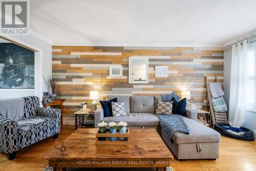 6 Soper Court, Clarington (Bowmanville), ON - Indoor Photo Showing Living Room