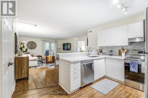 201 - 2030 Cleaver Avenue, Burlington, ON - Indoor Photo Showing Kitchen