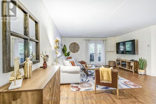 201 - 2030 Cleaver Avenue, Burlington, ON - Indoor Photo Showing Living Room