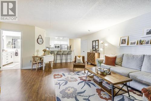 201 - 2030 Cleaver Avenue, Burlington, ON - Indoor Photo Showing Living Room