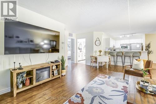 201 - 2030 Cleaver Avenue, Burlington, ON - Indoor Photo Showing Living Room