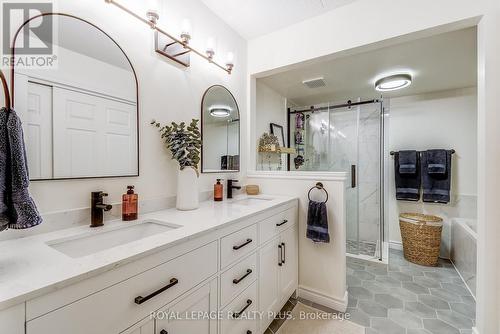 201 - 2030 Cleaver Avenue, Burlington, ON - Indoor Photo Showing Bathroom