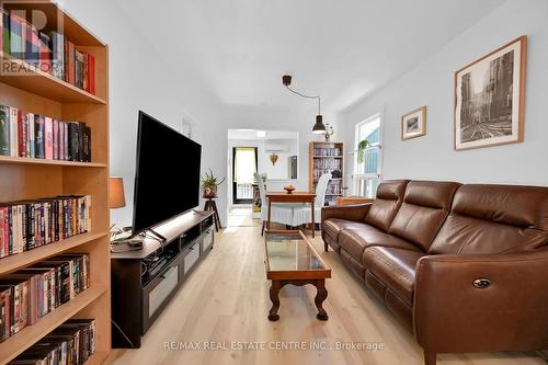 64 Argyle Avenue, Hamilton, ON - Indoor Photo Showing Living Room