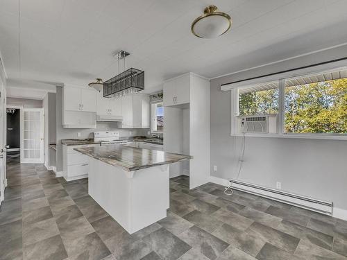 Cuisine - 7640 Boul. Wilfrid-Hamel, Québec (Sainte-Foy/Sillery/Cap-Rouge), QC - Indoor Photo Showing Kitchen