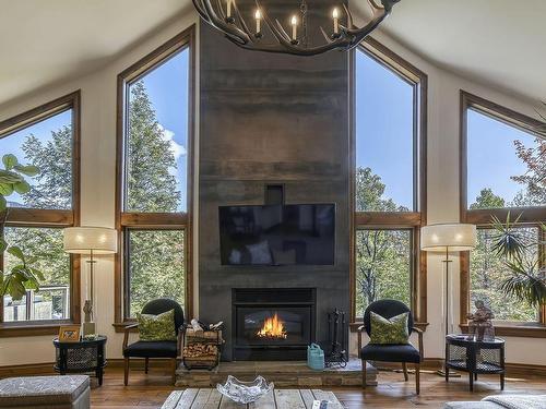 Salon - 105 Ch. De St-Andrew'S, Mont-Tremblant, QC - Indoor Photo Showing Living Room With Fireplace