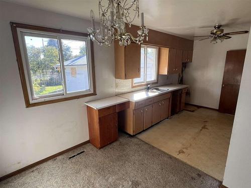 720 James Street S, Thunder Bay, ON - Indoor Photo Showing Kitchen With Double Sink