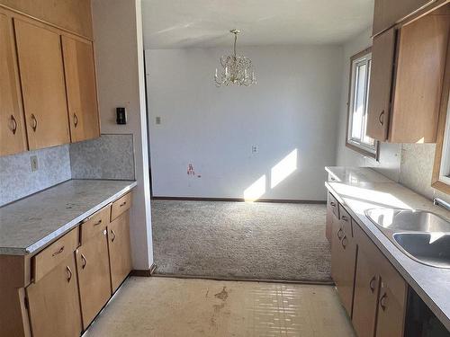 720 James Street S, Thunder Bay, ON - Indoor Photo Showing Kitchen With Double Sink