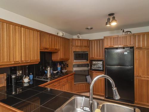 199 Valley Street, Thunder Bay, ON - Indoor Photo Showing Kitchen With Double Sink