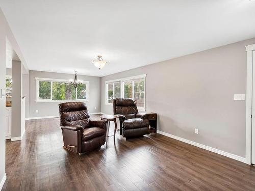 1316 Bostock Cres, Kamloops, BC - Indoor Photo Showing Living Room