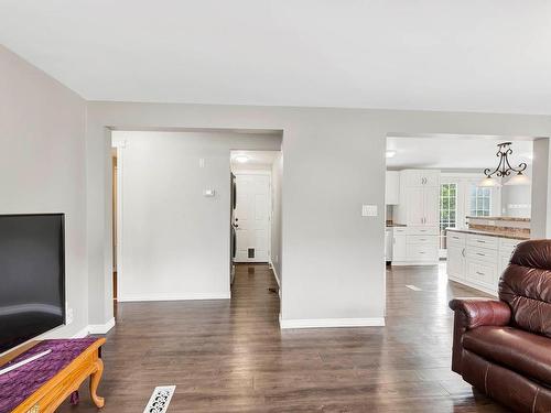 1316 Bostock Cres, Kamloops, BC - Indoor Photo Showing Living Room