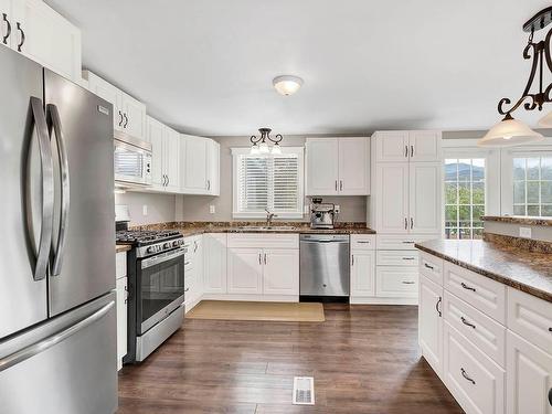 1316 Bostock Cres, Kamloops, BC - Indoor Photo Showing Kitchen With Upgraded Kitchen