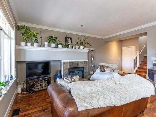 57-2046 Robson Place, Kamloops, BC - Indoor Photo Showing Bedroom With Fireplace