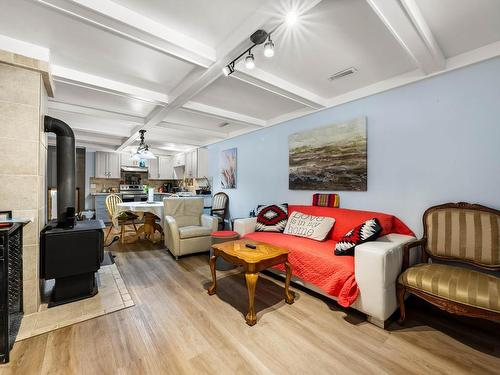 8844 Davis Hill Rd, Chase, BC - Indoor Photo Showing Living Room