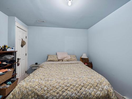 8844 Davis Hill Rd, Chase, BC - Indoor Photo Showing Bedroom