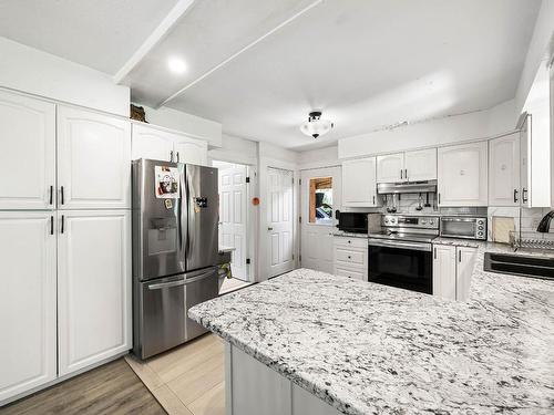 8844 Davis Hill Rd, Chase, BC - Indoor Photo Showing Kitchen