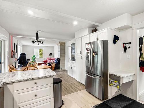 8844 Davis Hill Rd, Chase, BC - Indoor Photo Showing Kitchen