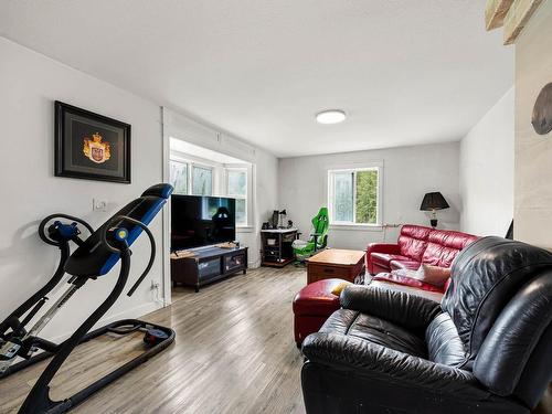 8844 Davis Hill Rd, Chase, BC - Indoor Photo Showing Living Room