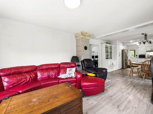 8844 Davis Hill Rd, Chase, BC - Indoor Photo Showing Living Room