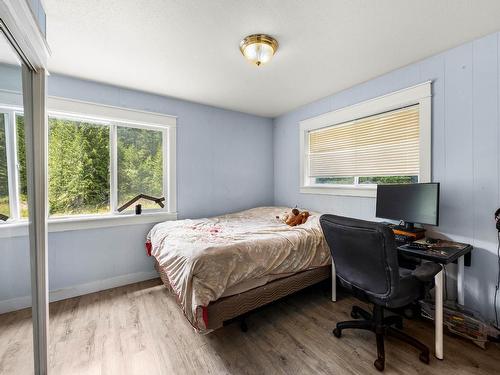 8844 Davis Hill Rd, Chase, BC - Indoor Photo Showing Bedroom