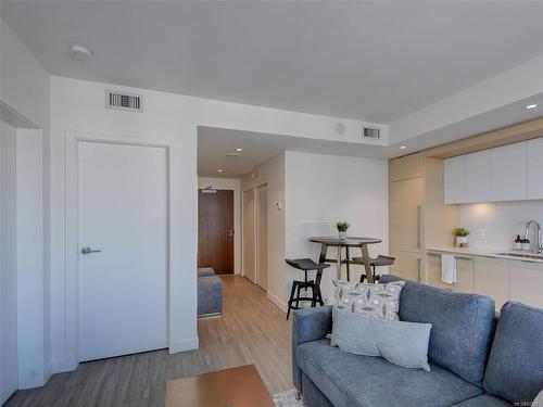 904-848 Yates St, Victoria, BC - Indoor Photo Showing Living Room