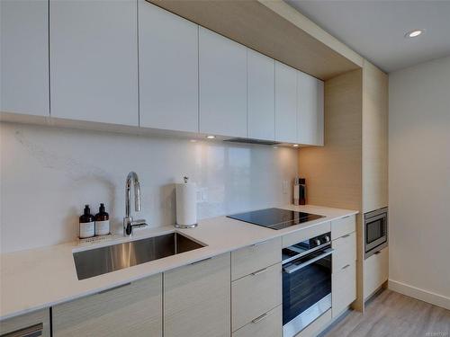 904-848 Yates St, Victoria, BC - Indoor Photo Showing Kitchen