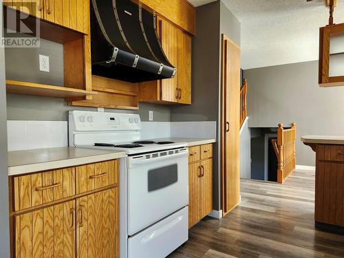 1102 34 Avenue, Vernon, BC - Indoor Photo Showing Kitchen