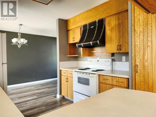 1102 34 Avenue, Vernon, BC - Indoor Photo Showing Kitchen