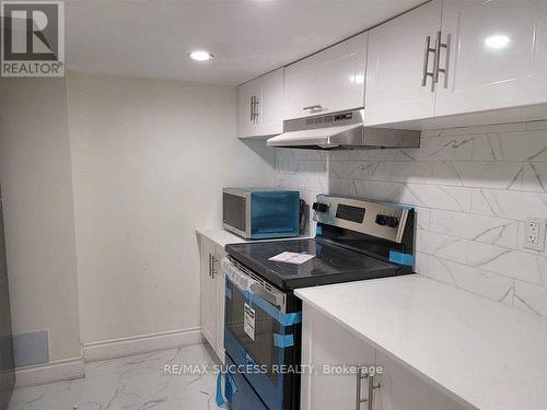 588 Queen Mary Drive, Brampton, ON - Indoor Photo Showing Kitchen