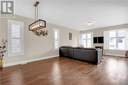 134 Pondcliffe Drive, Kitchener, ON - Indoor Photo Showing Living Room