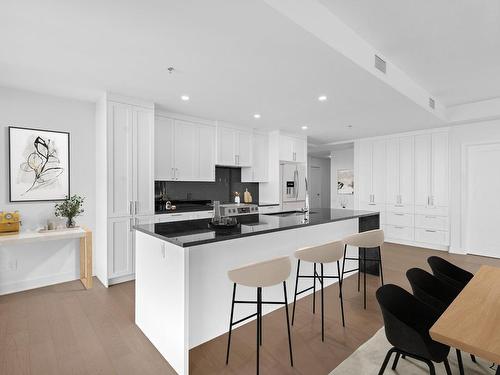 Cuisine - 702-205 Ch. Bates, Mont-Royal, QC - Indoor Photo Showing Kitchen With Upgraded Kitchen