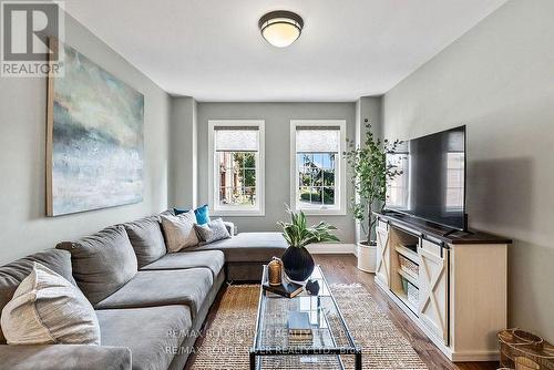 61 Aspen Park Way, Whitby (Downtown Whitby), ON - Indoor Photo Showing Living Room