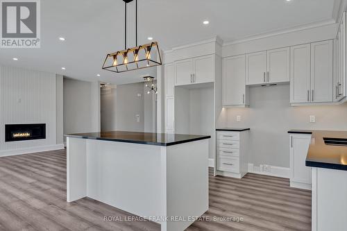 7 Nipigon Street, Kawartha Lakes, ON - Indoor Photo Showing Kitchen With Upgraded Kitchen