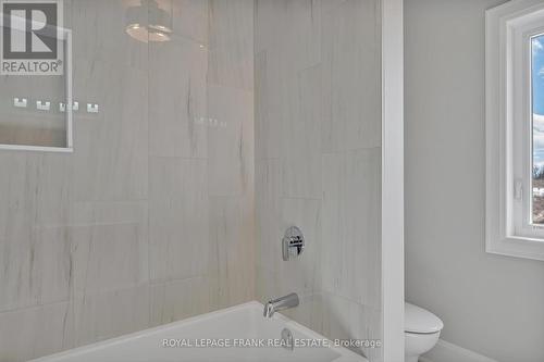 7 Nipigon Street, Kawartha Lakes, ON - Indoor Photo Showing Bathroom