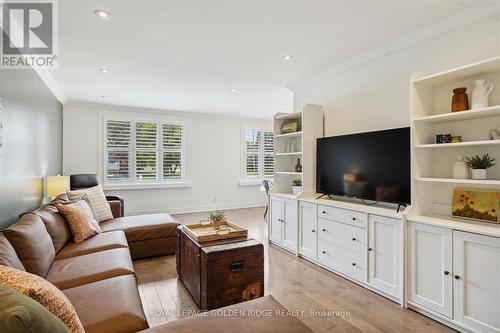 900 Lynx Avenue, Pickering, ON - Indoor Photo Showing Living Room