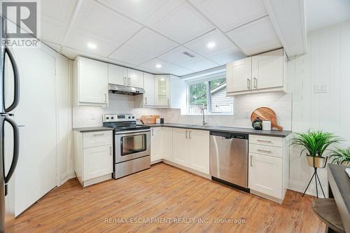 3150 Bentworth Drive, Burlington, ON - Indoor Photo Showing Kitchen With Upgraded Kitchen