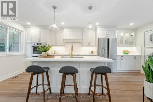 3150 Bentworth Drive, Burlington, ON - Indoor Photo Showing Kitchen With Upgraded Kitchen