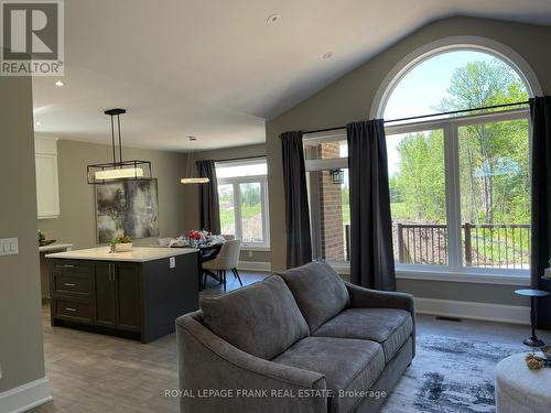 580 Patterson Road, Kawartha Lakes, ON - Indoor Photo Showing Living Room