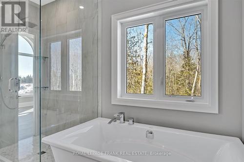 580 Patterson Road, Kawartha Lakes, ON - Indoor Photo Showing Bathroom