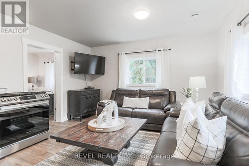 3880 Highway 35, Kawartha Lakes, ON - Indoor Photo Showing Living Room