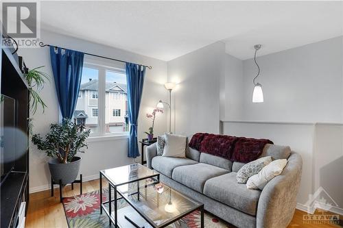 31 Yorkville Street, Ottawa, ON - Indoor Photo Showing Living Room