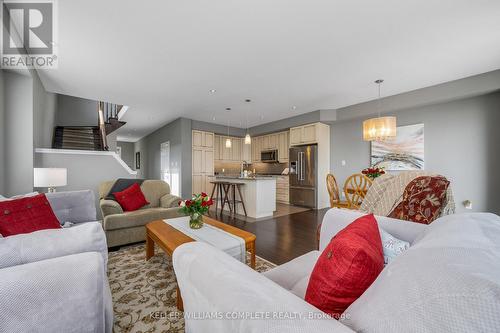 28 Pierre Trudeau Lane, Grimsby, ON - Indoor Photo Showing Living Room