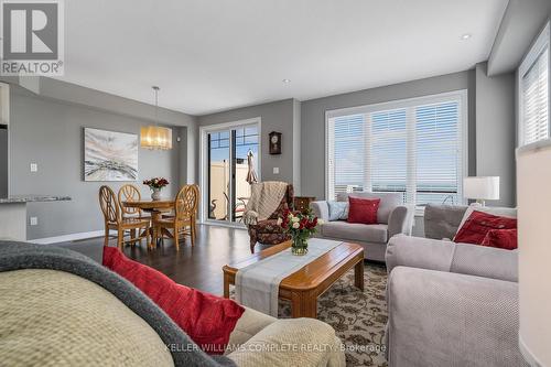 28 Pierre Trudeau Lane, Grimsby, ON - Indoor Photo Showing Living Room