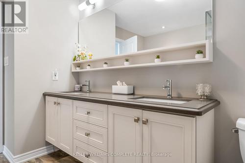 28 Pierre Trudeau Lane, Grimsby, ON - Indoor Photo Showing Bathroom