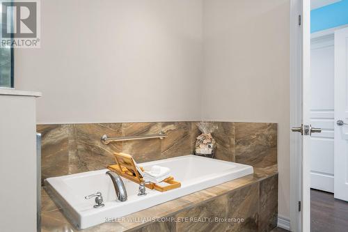 28 Pierre Trudeau Lane, Grimsby, ON - Indoor Photo Showing Bathroom