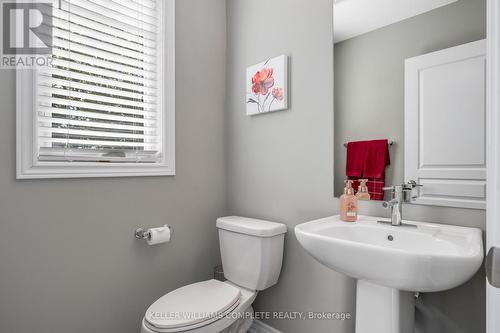 28 Pierre Trudeau Lane, Grimsby, ON - Indoor Photo Showing Bathroom